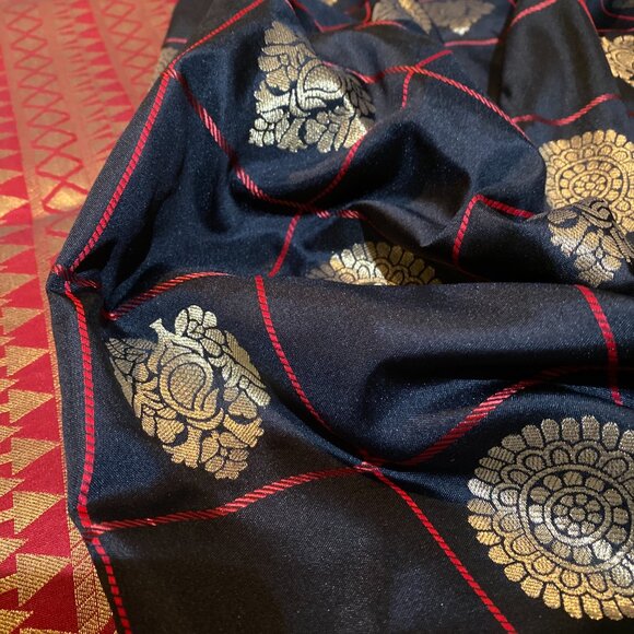 Black with red check Indian traditional soft silk saree for women - Picture 8 of 16